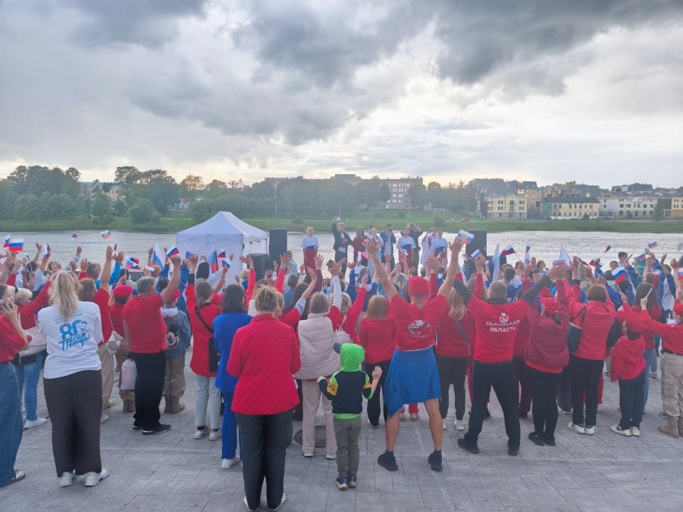 Активисты облсовпрофа стали частью флешмоба к Дню флага России в Пскове