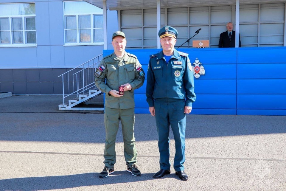 Медаль МЧС России вручили дружиннику, спасшему из огня женщину