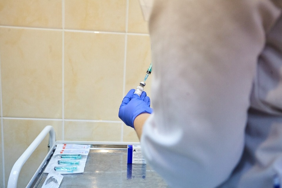 График работы прививочных кабинетов опубликовала Псковская городская поликлиника