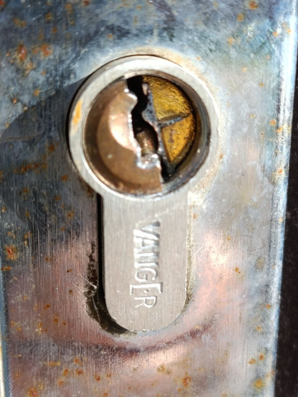 Вандалы вновь хотели взломать двери зала «Имя Идрицы на Знамени Победы» в Себежском районе Вандалы вновь хотели взломать двери зала «Имя Идрицы на Знамени Победы» в Себежском районе