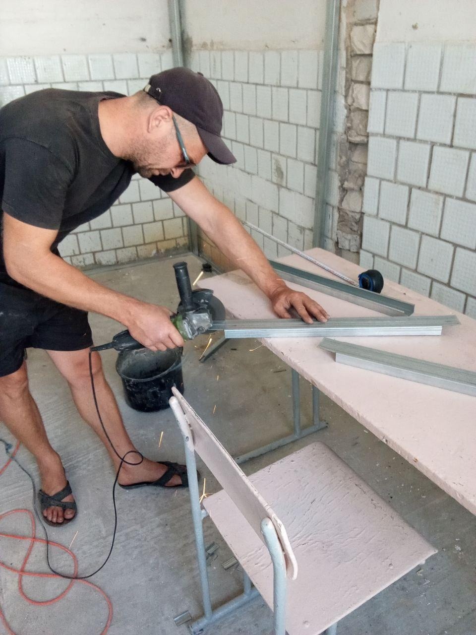 Псковские специалисты проводят ремонт Новодмитровской школы в Херсонской области