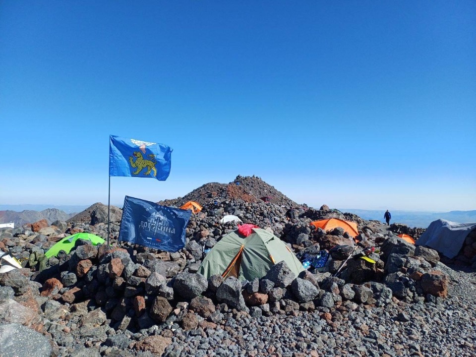 Псковский дружинник с сыном покорили Эльбрус