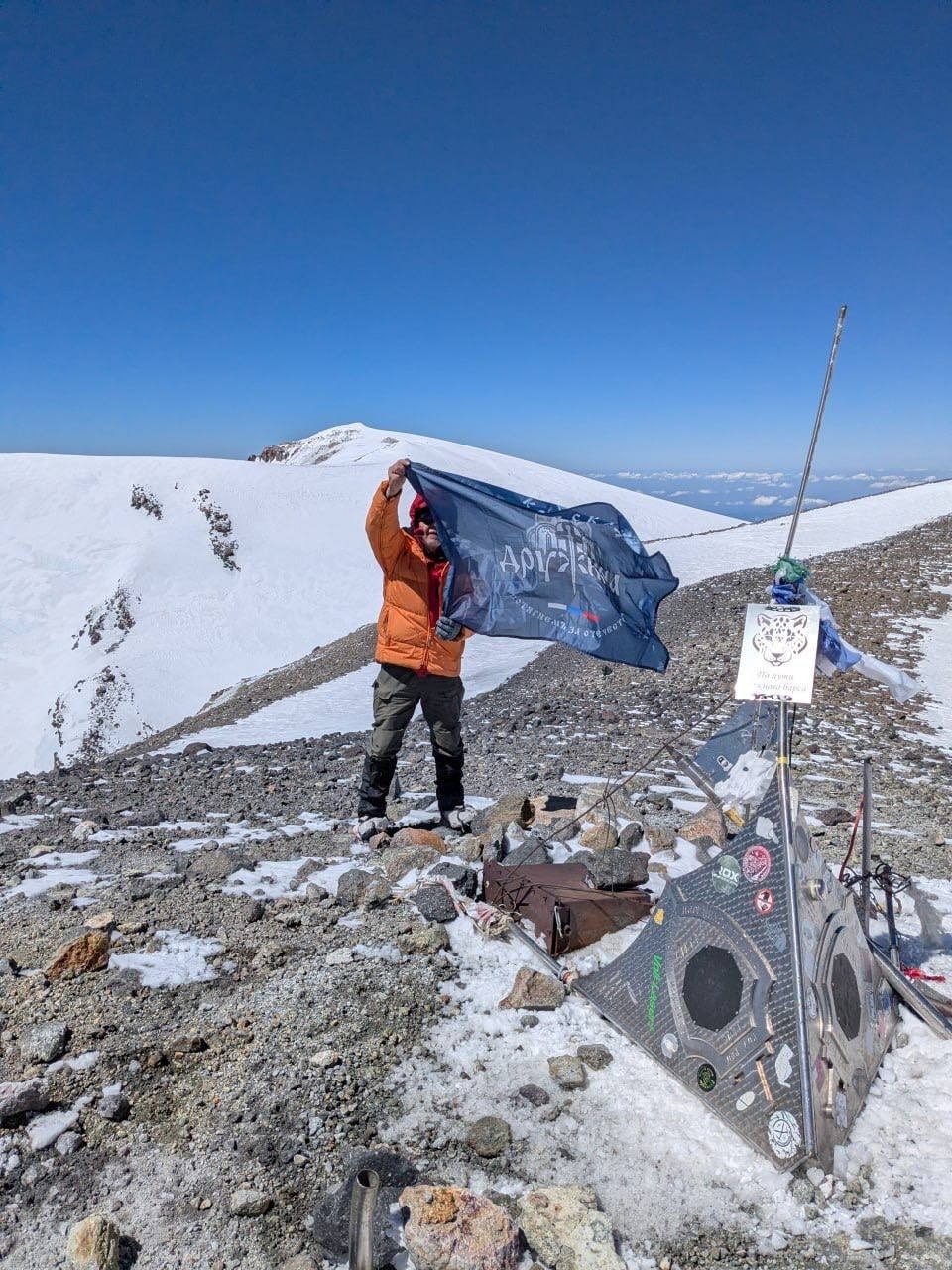 Псковский дружинник с сыном покорили Эльбрус