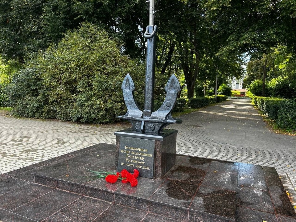 В Великих Луках отремонтировали и благоустроили Вечный огонь