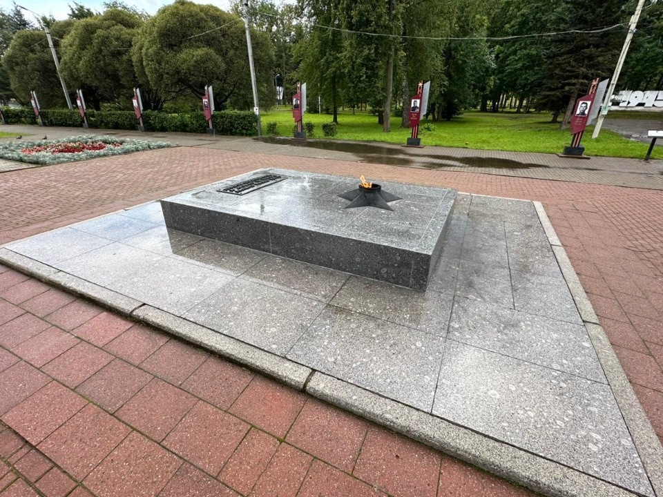 В Великих Луках отремонтировали и благоустроили Вечный огонь