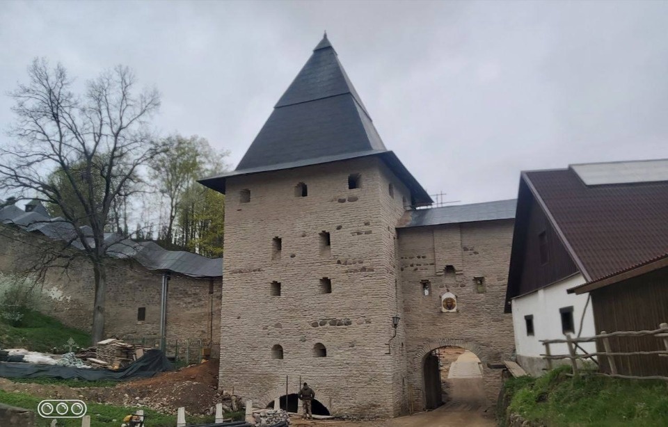 Башни Псково-Печерского монастыря вошли в номинацию международного конкурса «Золотой Трезини»