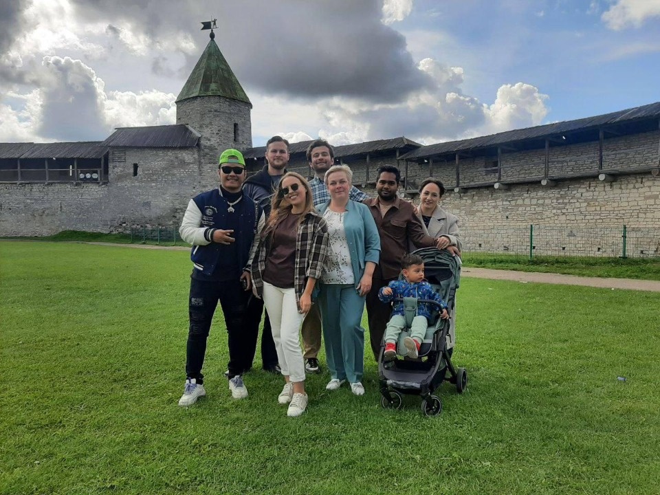 Тревел-блогеры из разных стран посетили центр «Соотечественник» в Пскове