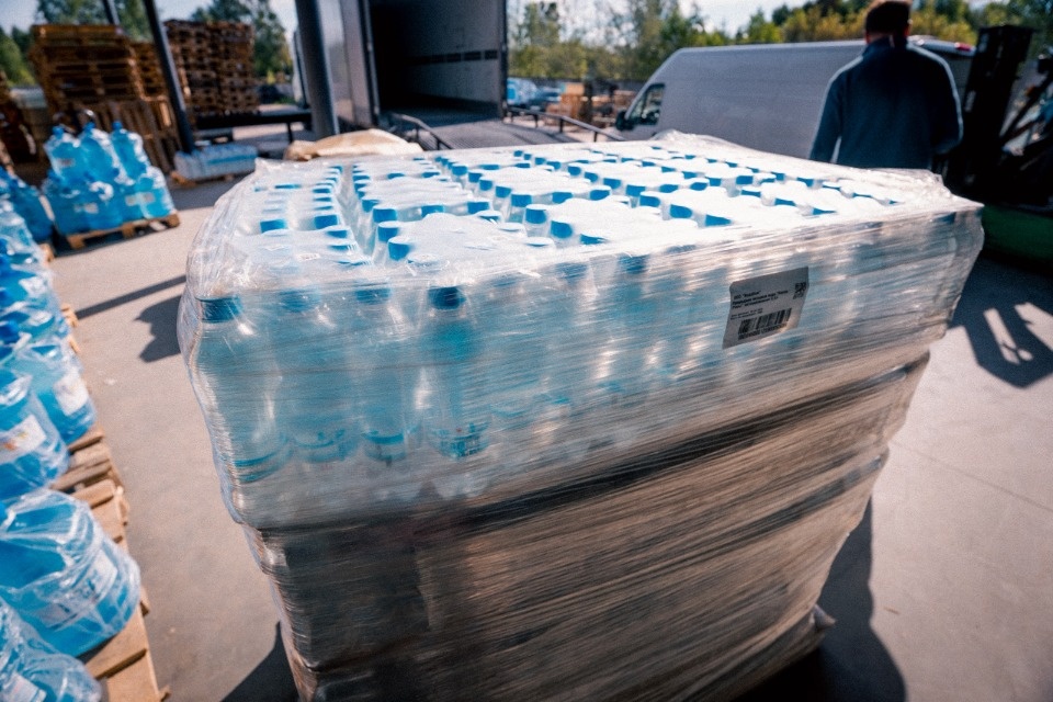 Более двух тысяч бутылок питьевой воды отправили в ДНР из Псковской области