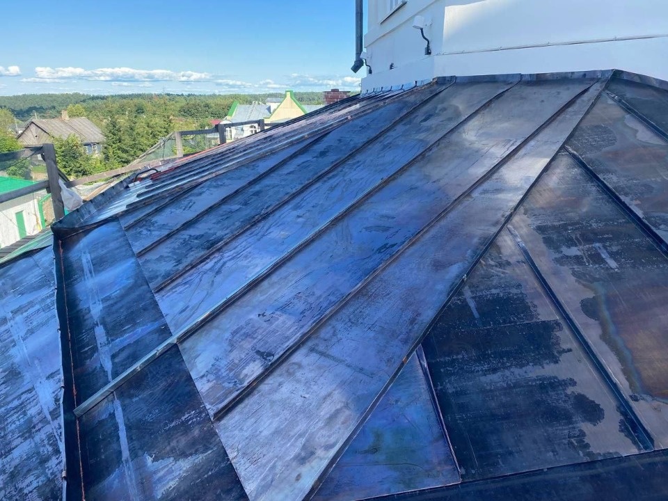 Новую кровлю почти смонтировали в церкви Сорока мучеников Севастийских в Печорах