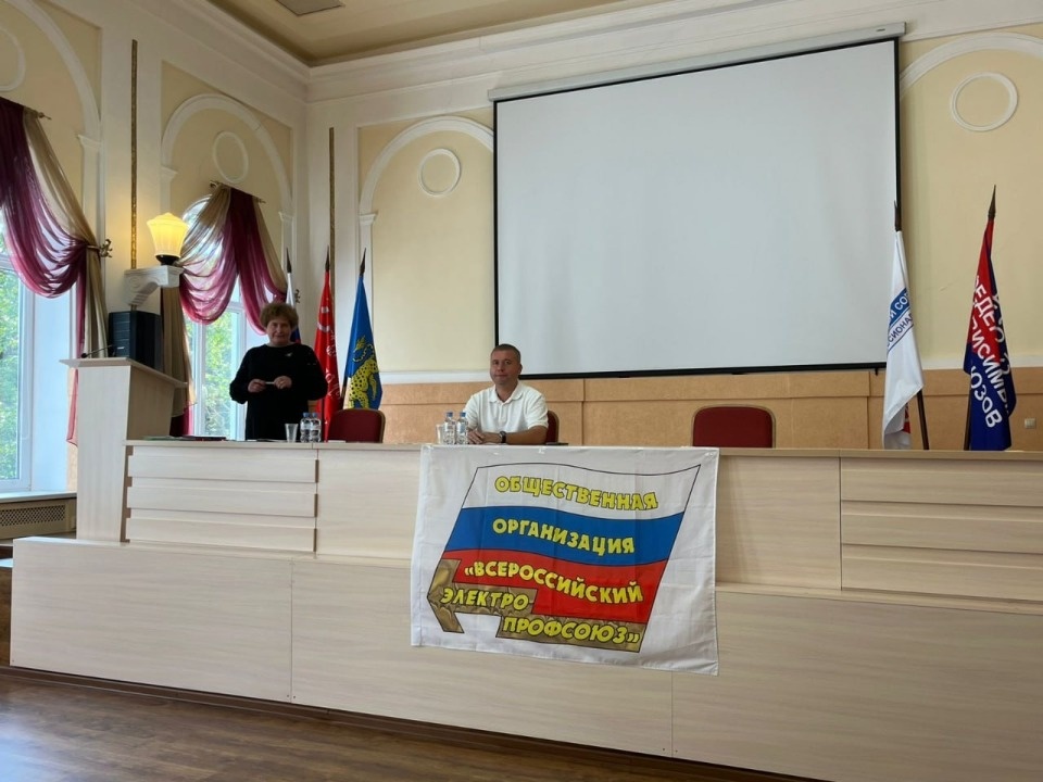 Валентина Семенова вновь избрана председателем псковского электропрофсоюза Валентина Семенова вновь избрана председателем псковского электропрофсоюза