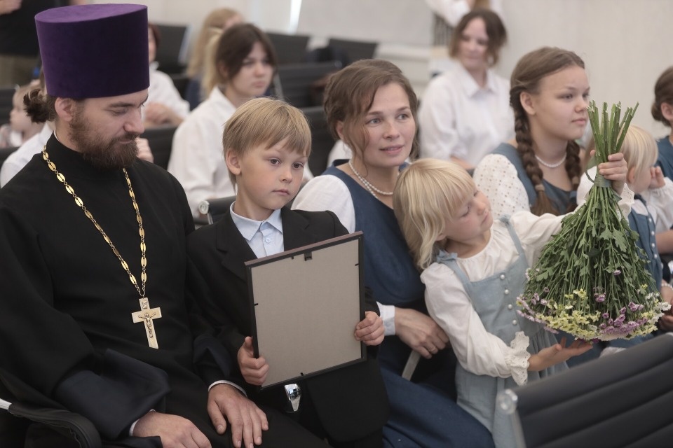 В Псковской области многодетным семьям вручили сертификаты на покупку жилья