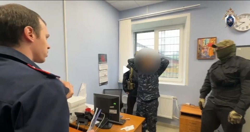 Сотрудника псковской колонии обвиняют в краже денег со счета заключенного