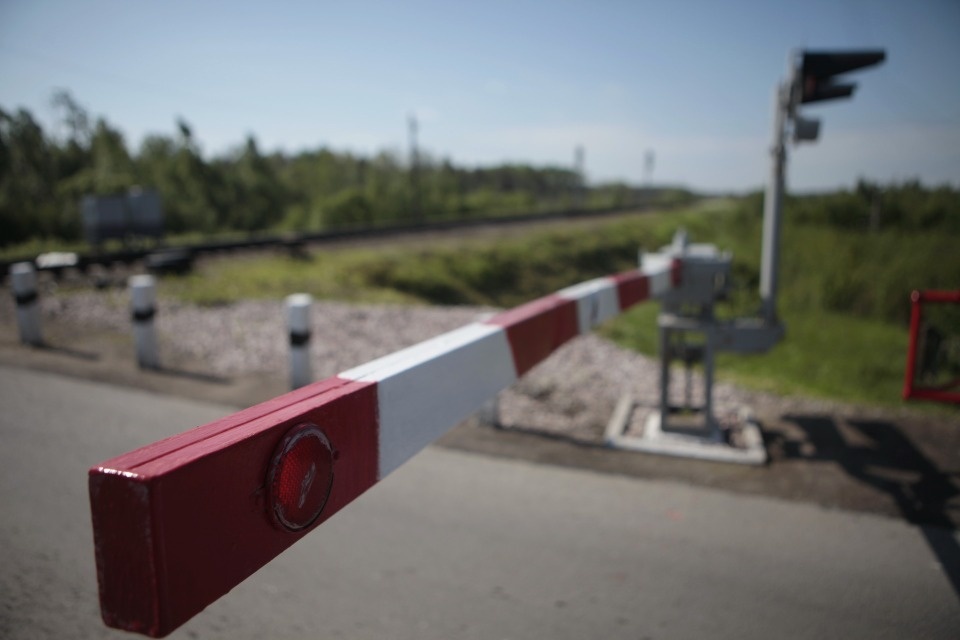 2 сентября работу железнодорожного переезда ограничат в Порхове 