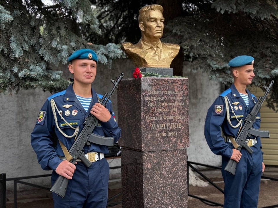 Глава Пскова поздравил 76-ю дивизию с 86-летием Глава Пскова поздравил 76-ю дивизию с 86-летием