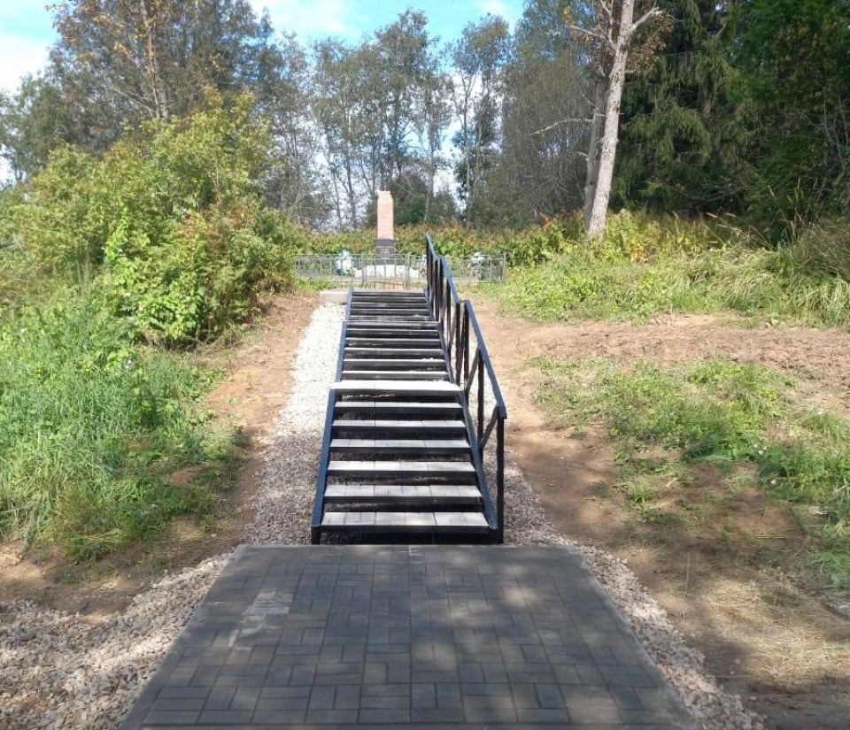 В Стругокрасненском районе благоустроили территорию воинского захоронения