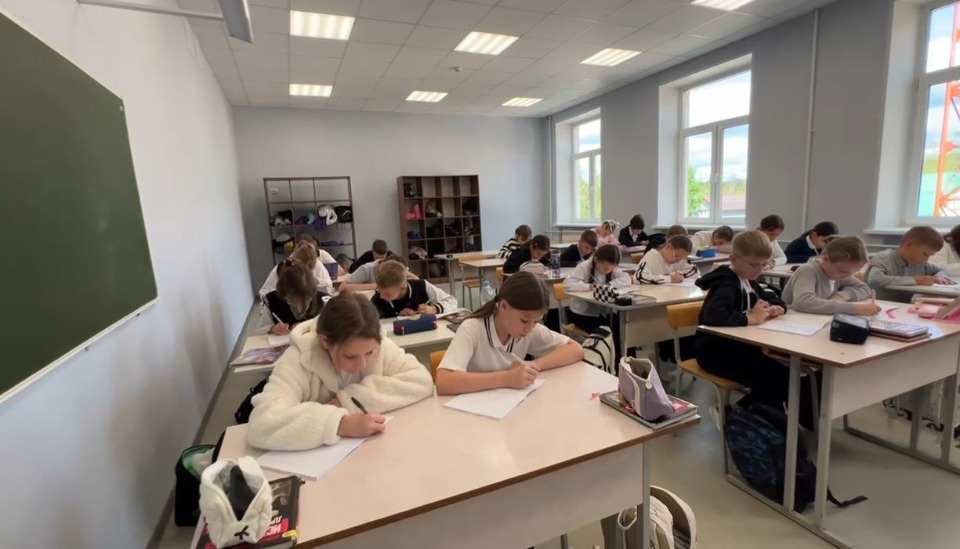 Псковскую школу №13 дополнительно оснастят мебелью и оборудованием