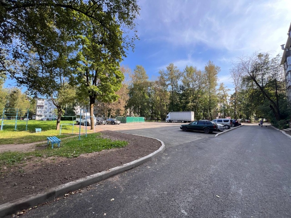 Двор и проезд у дома №54 благоустроили на Рижском проспекте в Пскове 