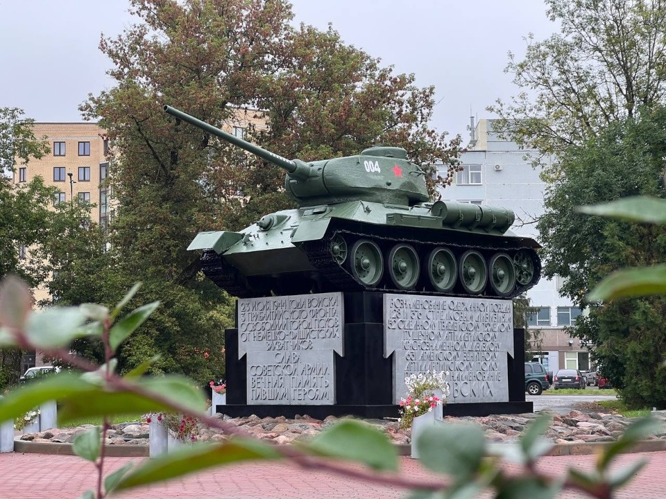 Памятник «Танк Т-34» обновили в Пскове 