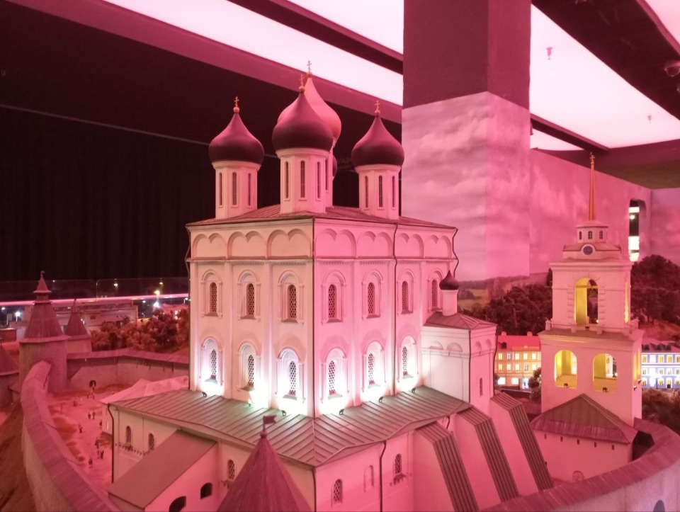 Частью московского «Царь-макета» стал пластиковый мини-Псков