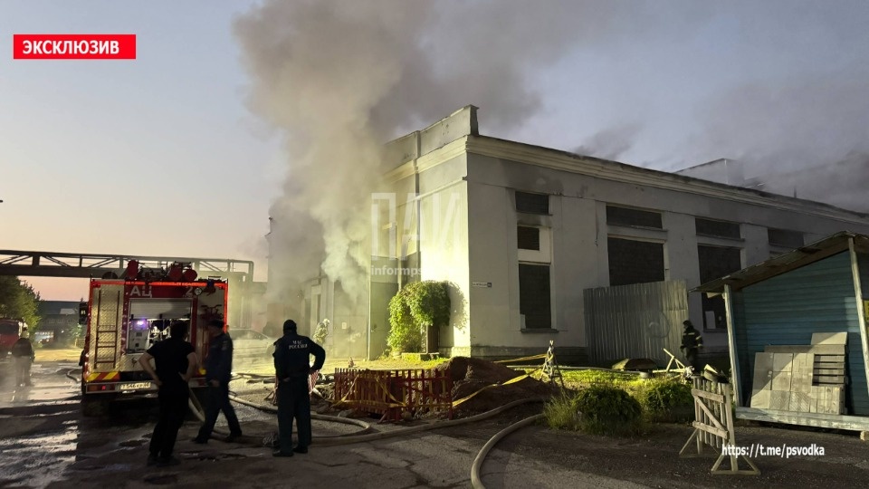 Производственный цех горел на Октябрьском проспекте в Пскове