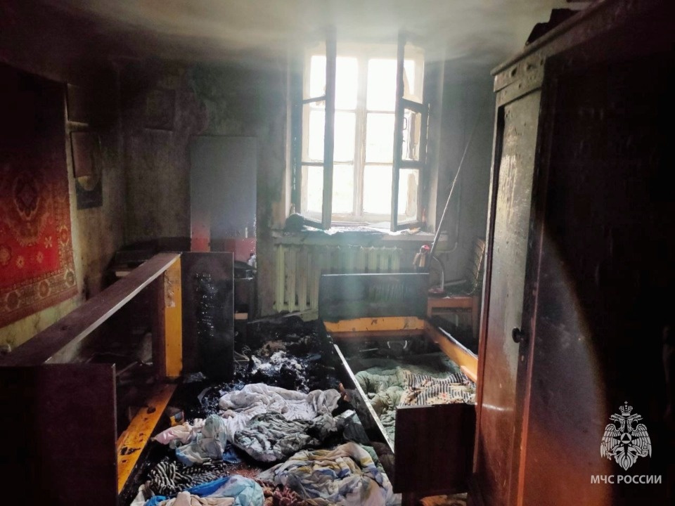 Пенсионер погиб на пожаре в трехкомнатной квартире в Опочке Пенсионер погиб на пожаре в трехкомнатной квартире в Опочке