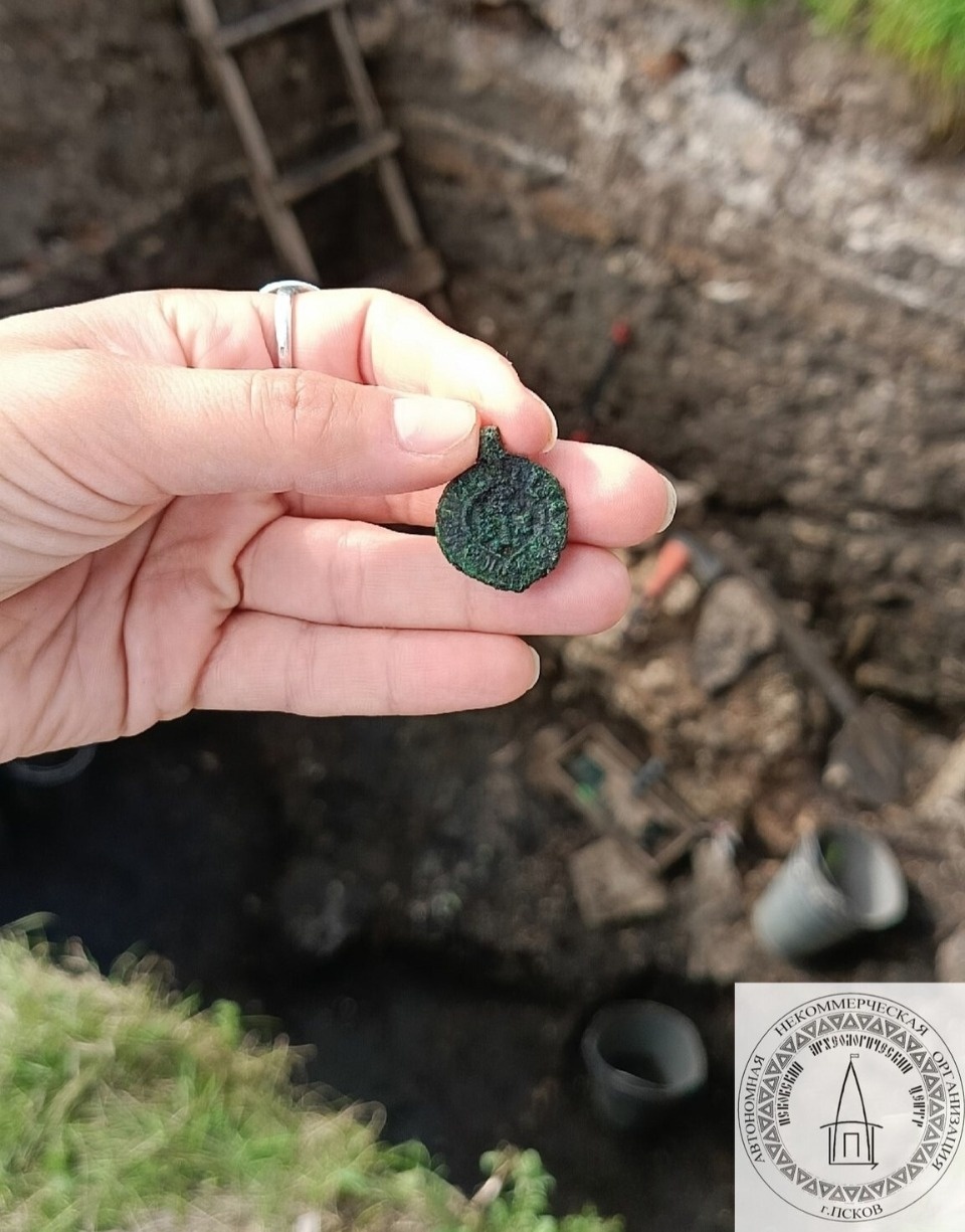 Подвеску-дорник обнаружили во время археологических раскопок в Пскове