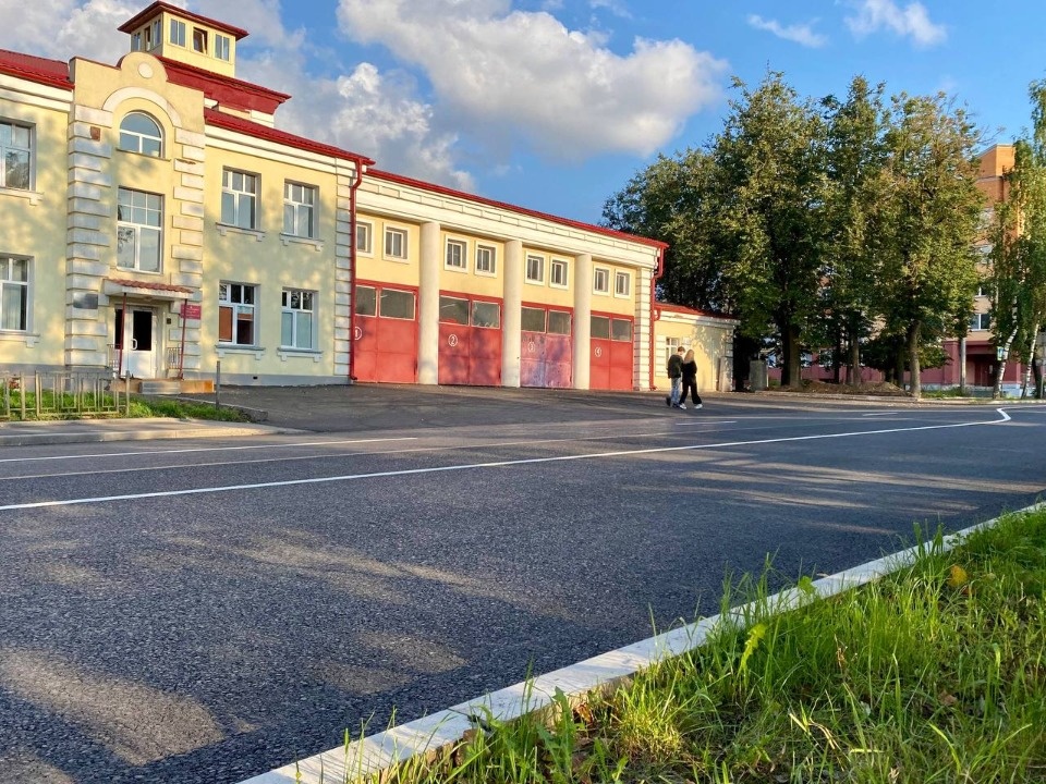 На улице Максима Горького в Пскове почти обновили дорожное покрытие