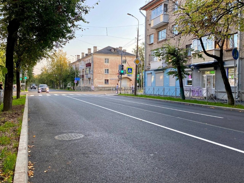 На улице Максима Горького в Пскове почти обновили дорожное покрытие