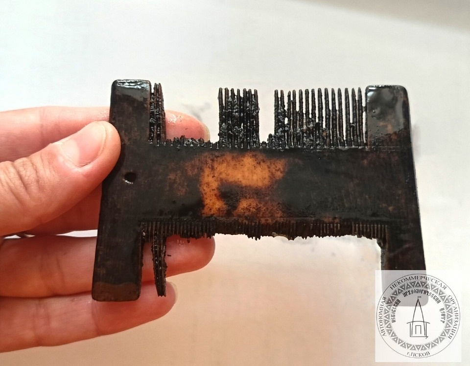 Археологи обнаружили на раскопе на Запсковье старинный гребень