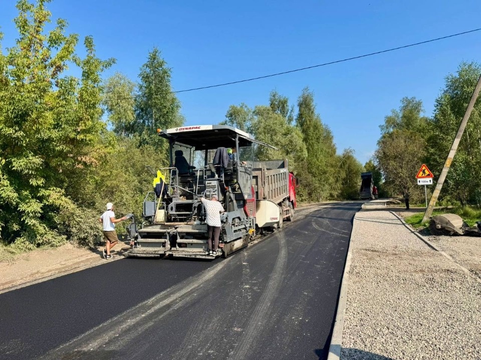 В Пскове продолжается ремонт дороги на въезде в Силово-Медведово