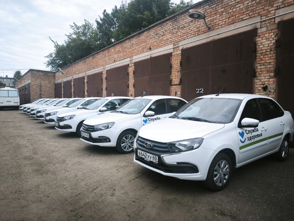 Десять новых автомобилей получили фельдшеры Куньинского и Великолукского районов