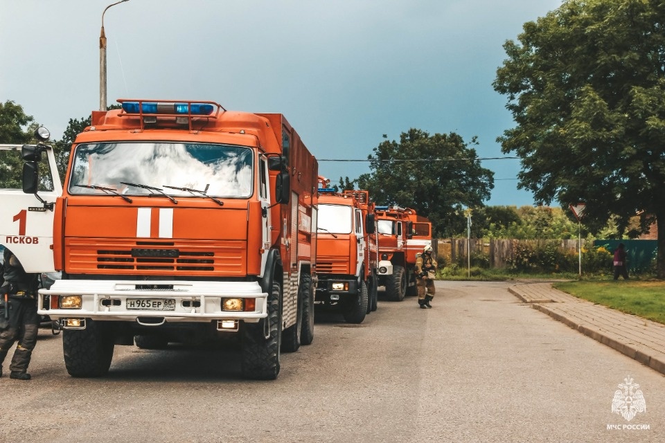 Псковичам напомнили, какая ответственность грозит за не пропуск пожарной машины на дороге Псковичам напомнили, какая ответственность грозит за не пропуск пожарной машины на дороге