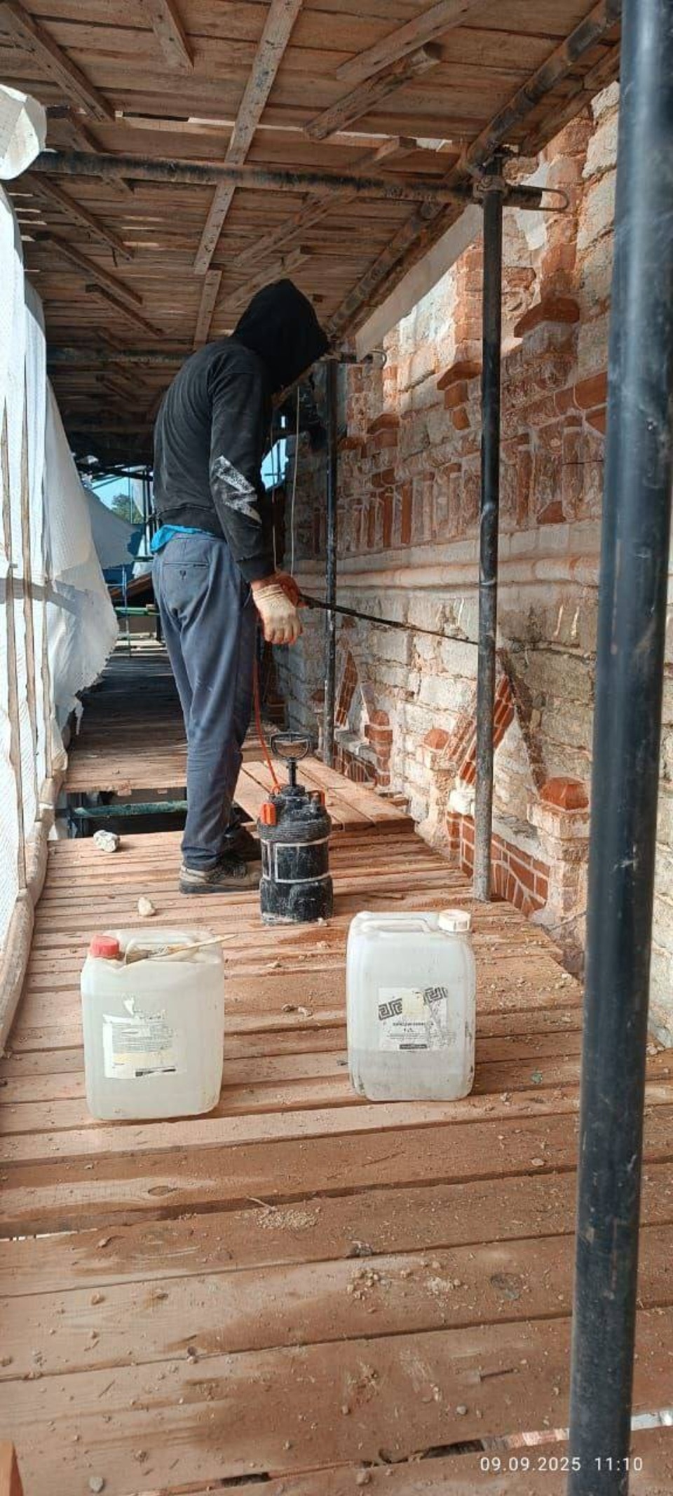 Фасады Стефановской церкви Мирожского монастыря Пскова обрабатывают камнеукрепителем Фасады Стефановской церкви Мирожского монастыря Пскова обрабатывают камнеукрепителем