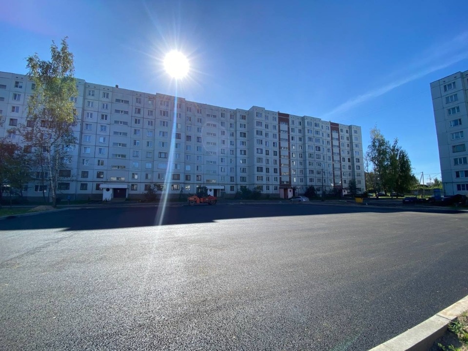 В Пскове продолжают благоустраивать двор у дома №67 на Рижском проспекте