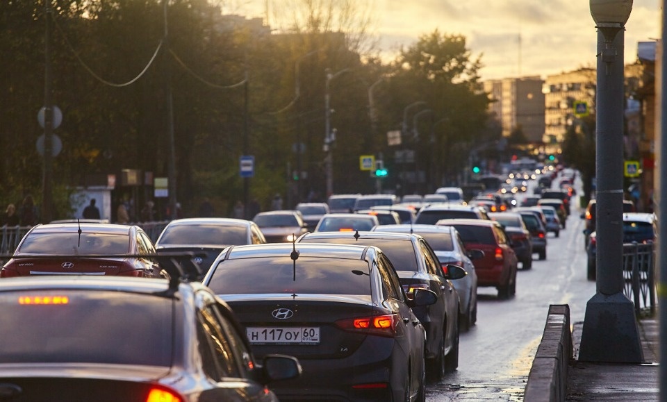 Однополосное движение введут на участке Ижорского батальона с 15 сентября