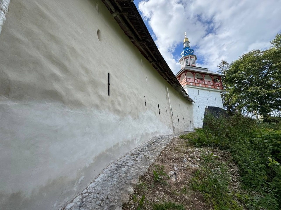 Реставрация крепостных стен завершается в Псково-Печерском монастыре