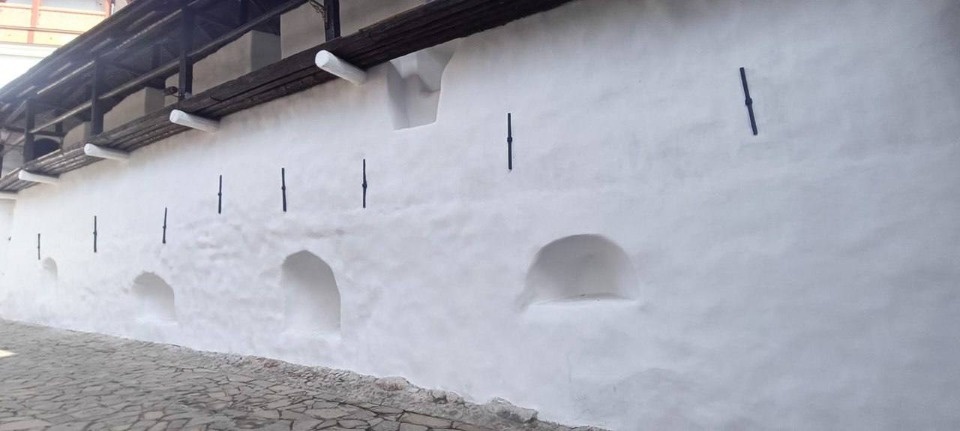 Реставрация крепостных стен завершается в Псково-Печерском монастыре