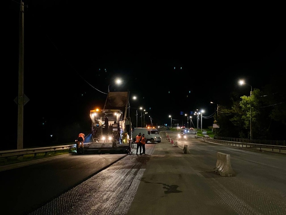 Изношенный асфальт на улице Юбилейной в Пскове меняют ночами Изношенный асфальт на улице Юбилейной в Пскове меняют ночами