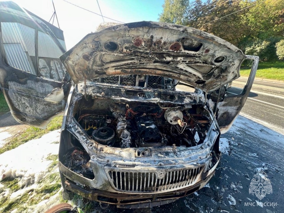 ГАЗель горела на Октябрьском проспекте в Великих Луках