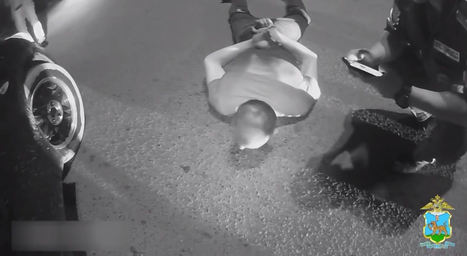 В Пскове взвод ДПС устроил погоню за подозреваемым в грабеже водителем иномарки