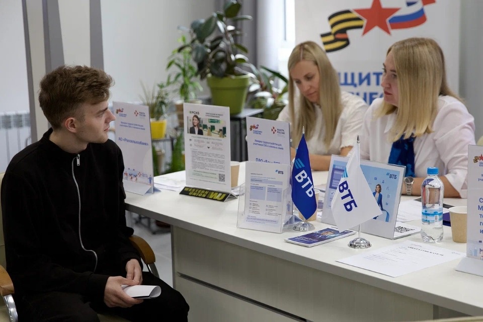 11 предложений о работе получили участники СВО и члены их семей на ярмарке трудоустройства в Пскове