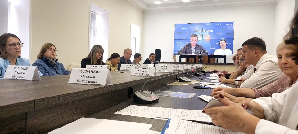 Тема развития наставничества в Псковской области стала главной на заседании трехсторонней комиссии