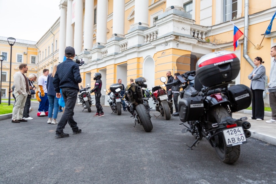 Псковский барсик отправился на выборы с байкерами