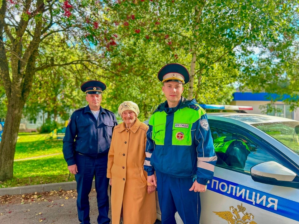 Великолукские полицейские помогли вернуться домой ветерану труда