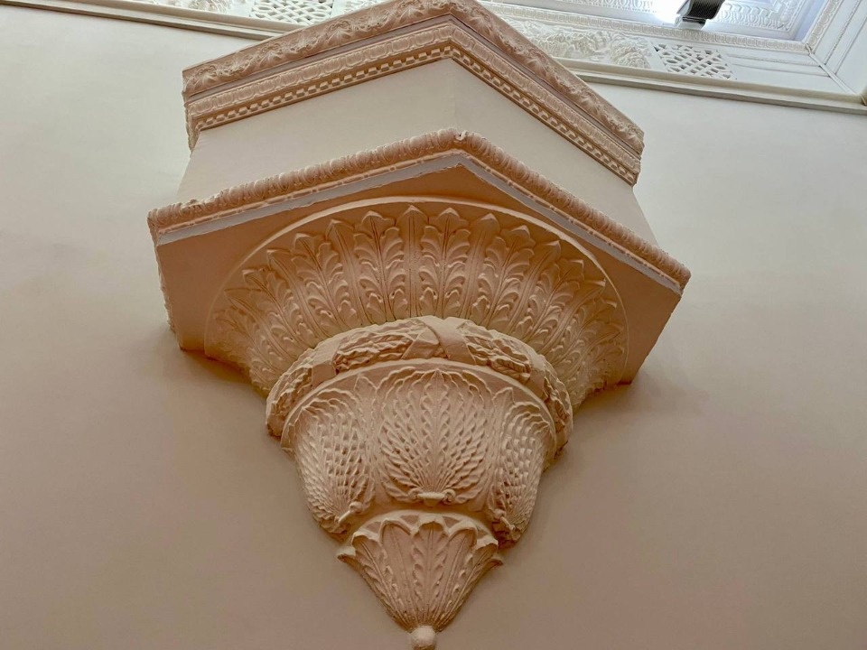 Лепнину покрасили в Городском культурном центре в Пскове 