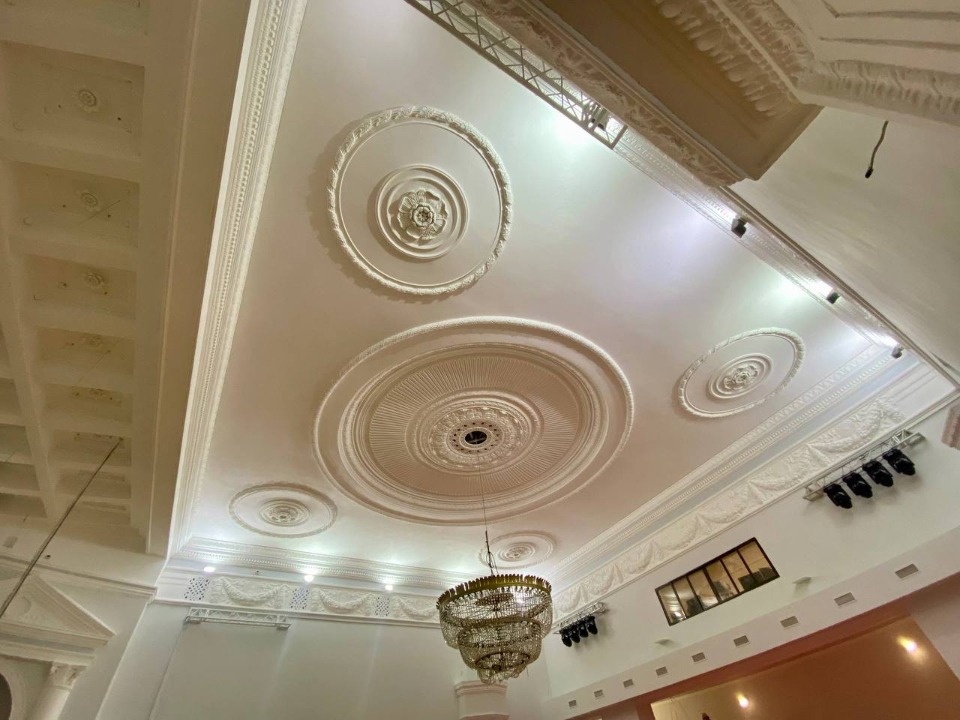 Лепнину покрасили в Городском культурном центре в Пскове 