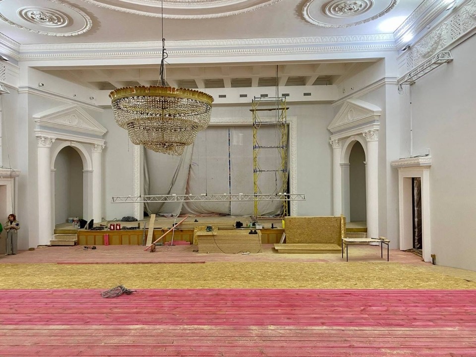 Лепнину покрасили в Городском культурном центре в Пскове 