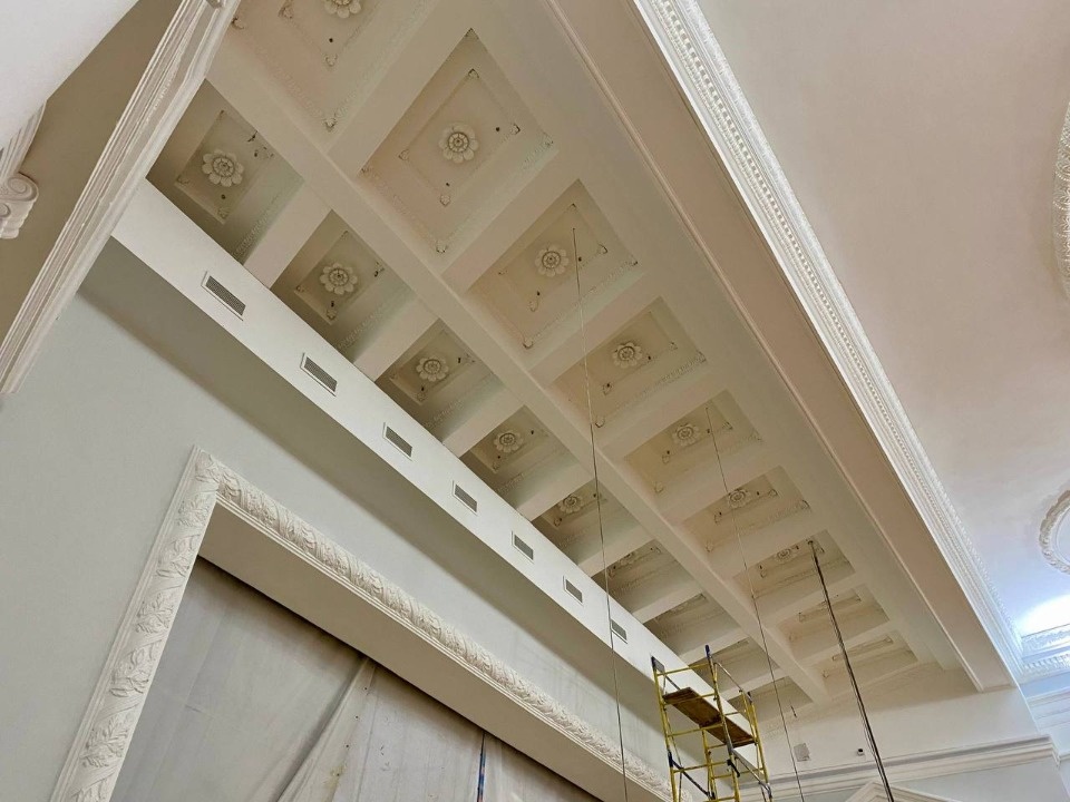Лепнину покрасили в Городском культурном центре в Пскове 