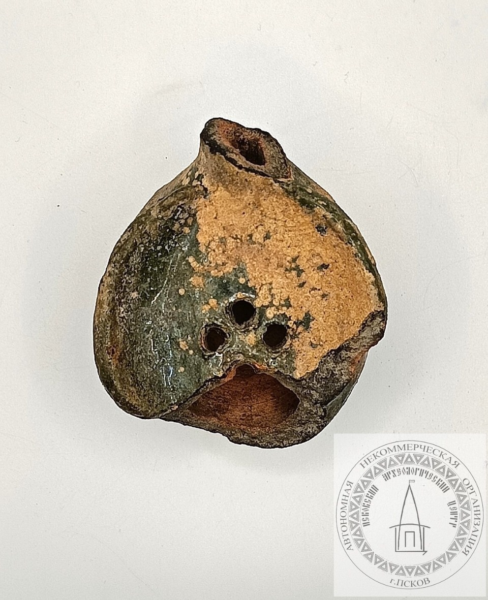 Старинную масляную лампу и еще около 300 находок обнаружили археологи на раскопе Варлаамовский в Пскове