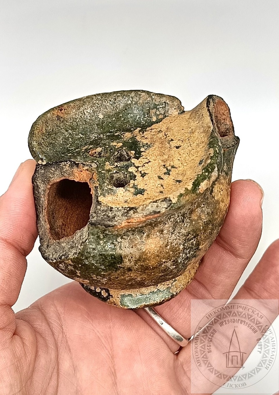 Старинную масляную лампу и еще около 300 находок обнаружили археологи на раскопе Варлаамовский в Пскове